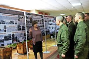 28 февраля  у фотовыставки состоялась беседа, посвященная Дням воинской славы ВОВ